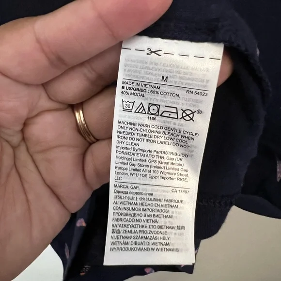 NWT Gap Women's Navy V-Neck Printed T-Shirt with a feather pattern - Picture 7 of 7